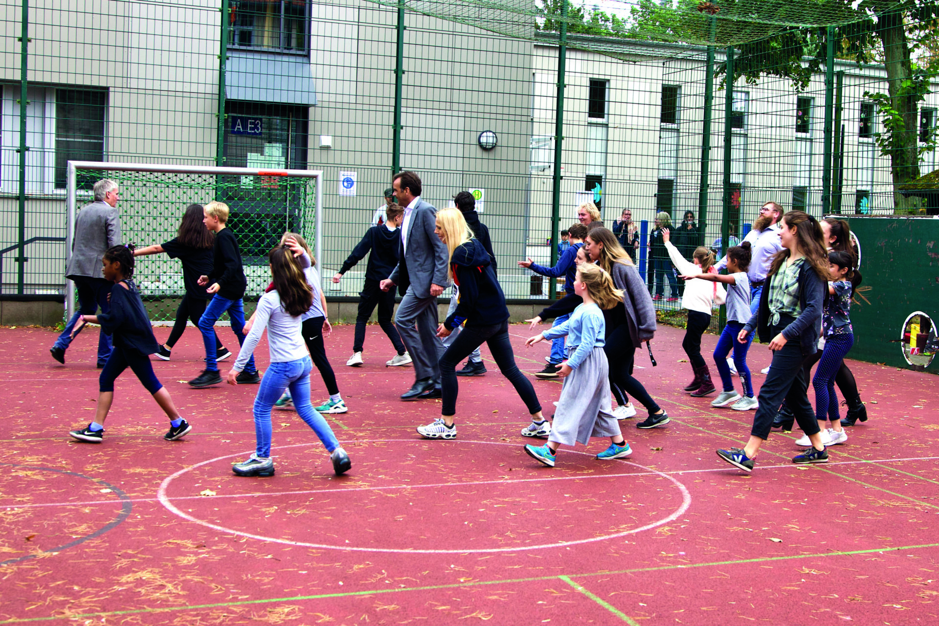 Christoph Gröner und Kinder beim Tanzen in der Wadzeck-Stiftung Berlin